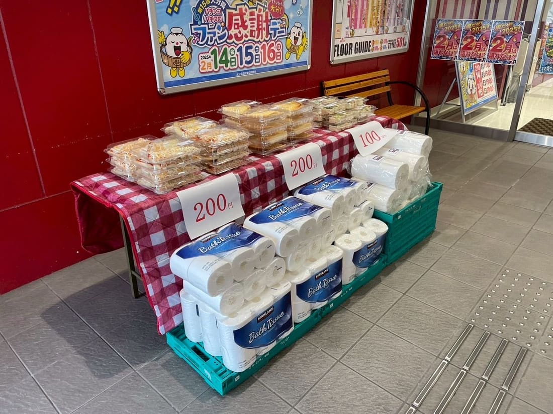 店舗の入口前に設営した売場