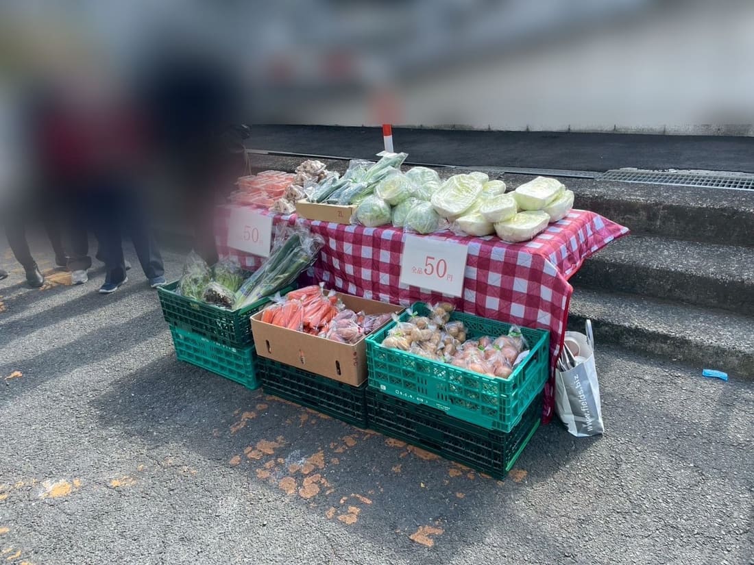 均一価格で野菜を並べた売場と、立ち寄られたお客様
