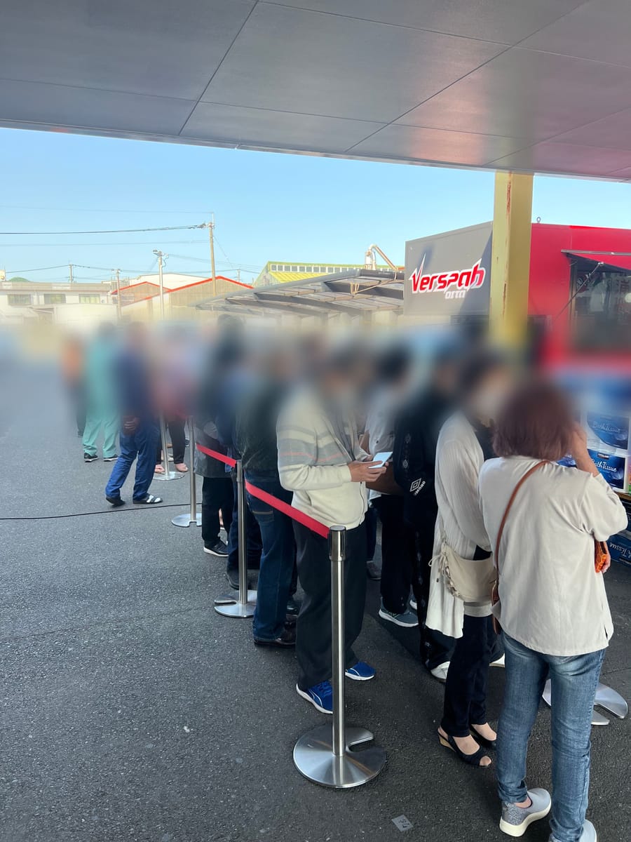 ロープで整列したお客様の列