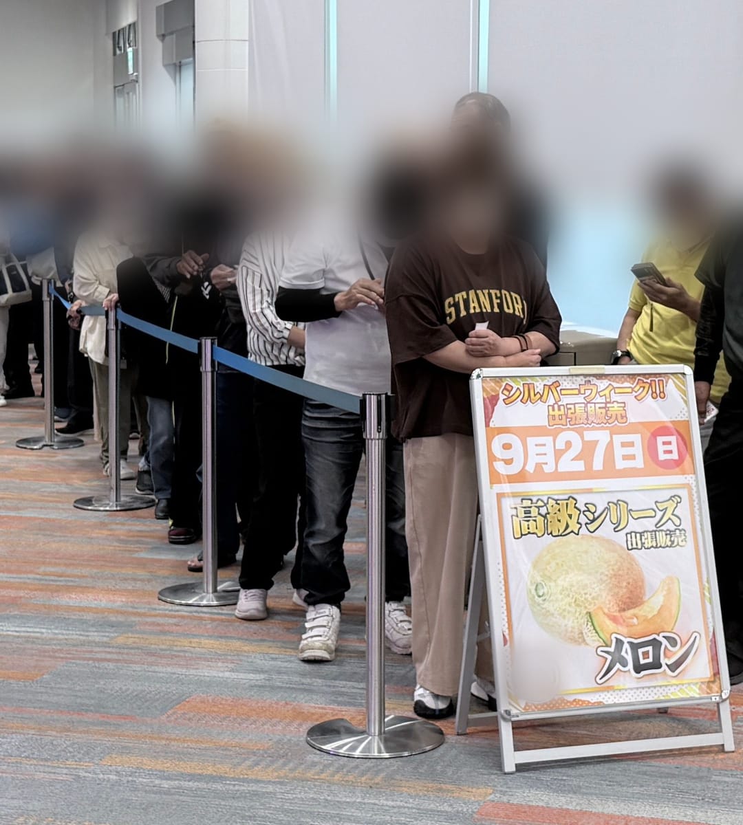 メロンの出張販売に並ぶお客様の列