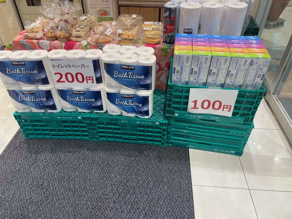 紙製品を積み上げた売場