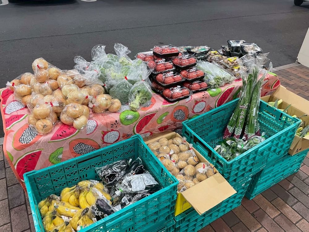 台に並べた青果と果物